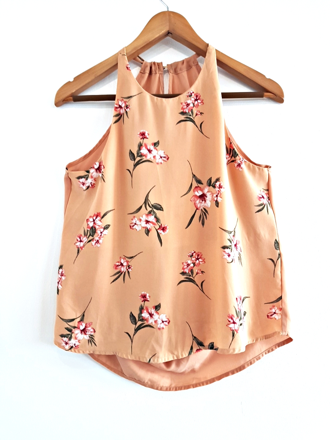 Top asymétrique fluide légèrement évasée à motif floral.
