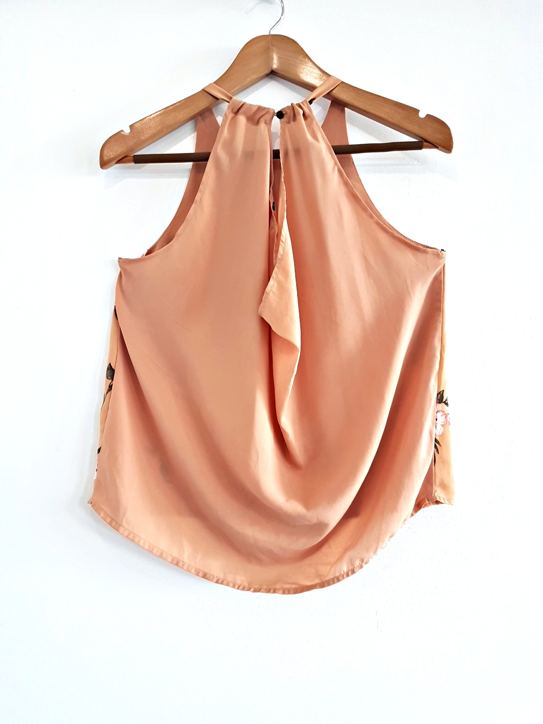 Top asymétrique fluide légèrement évasée à motif floral. – Image 3