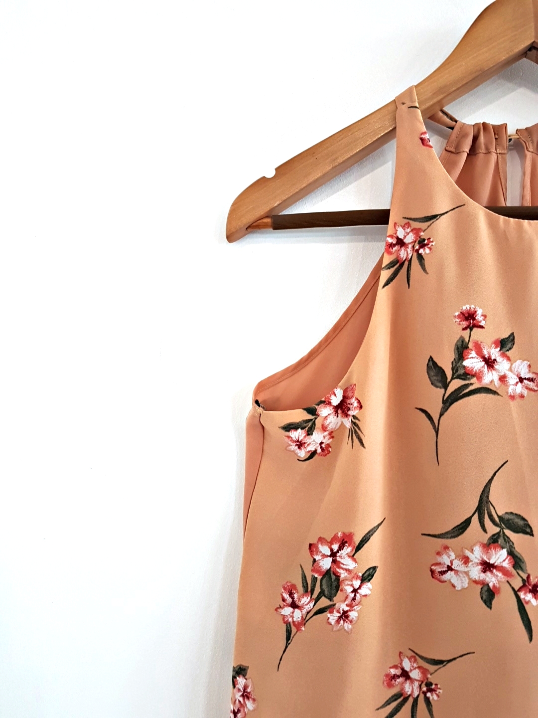 Top asymétrique fluide légèrement évasée à motif floral. – Image 4