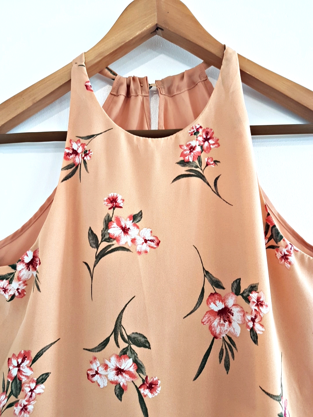 Top asymétrique fluide légèrement évasée à motif floral. – Image 5