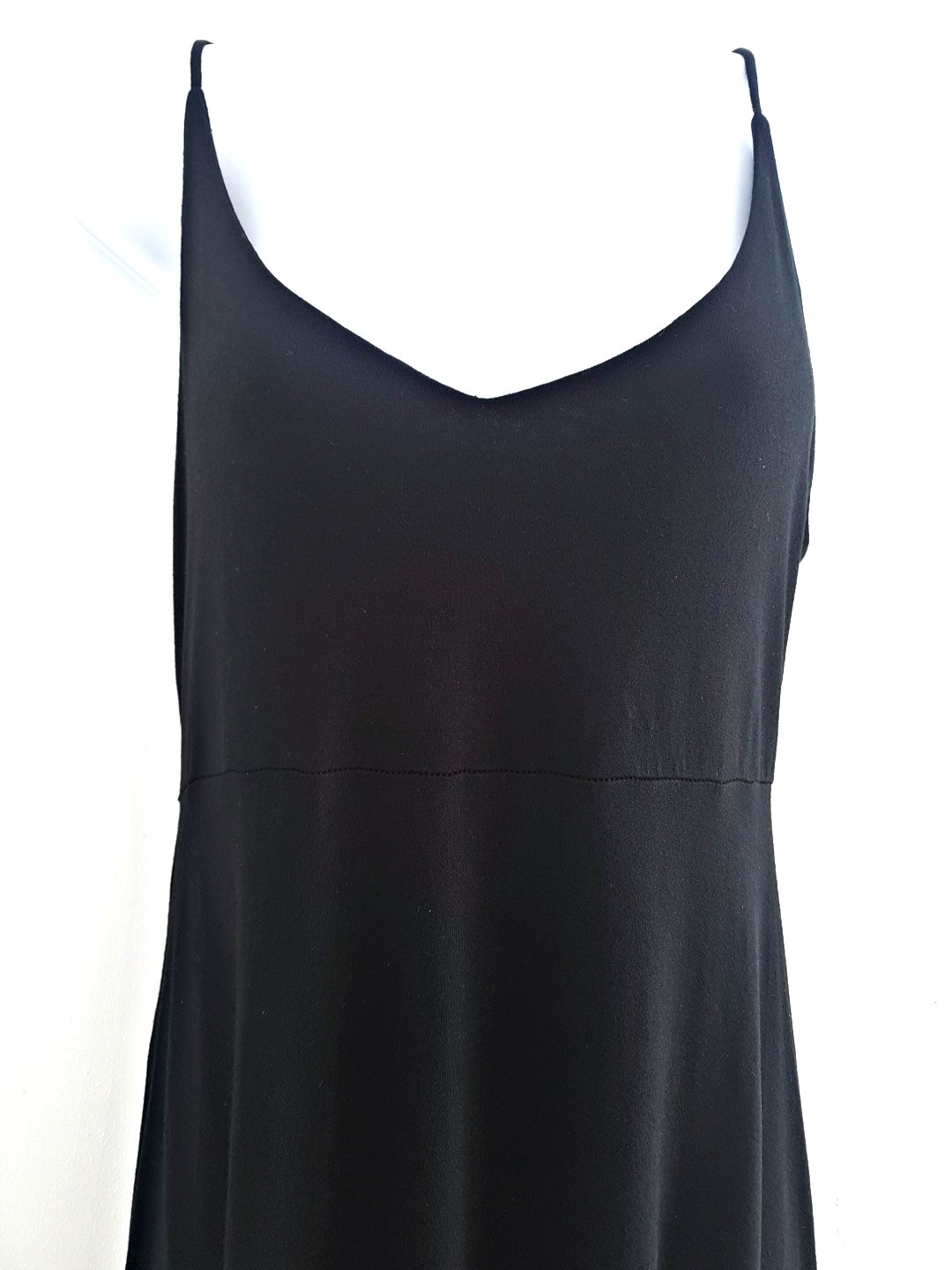 Robe longue fluide ajustée à fines bretelles élastique. – Image 5