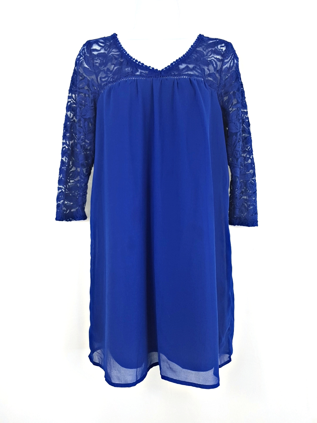 Robe en dentelle manches longues col en V doublée.