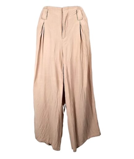 Pantalon. Défaut : ceinture manquante.